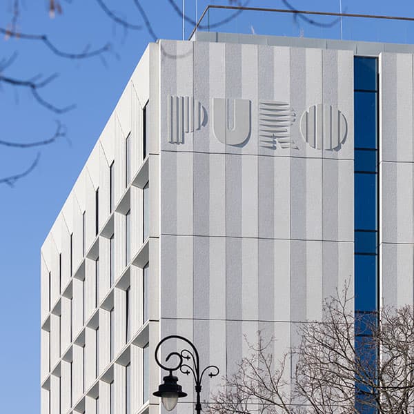 Budynek hotelowy z prefabrykowaną elewacją betonową
