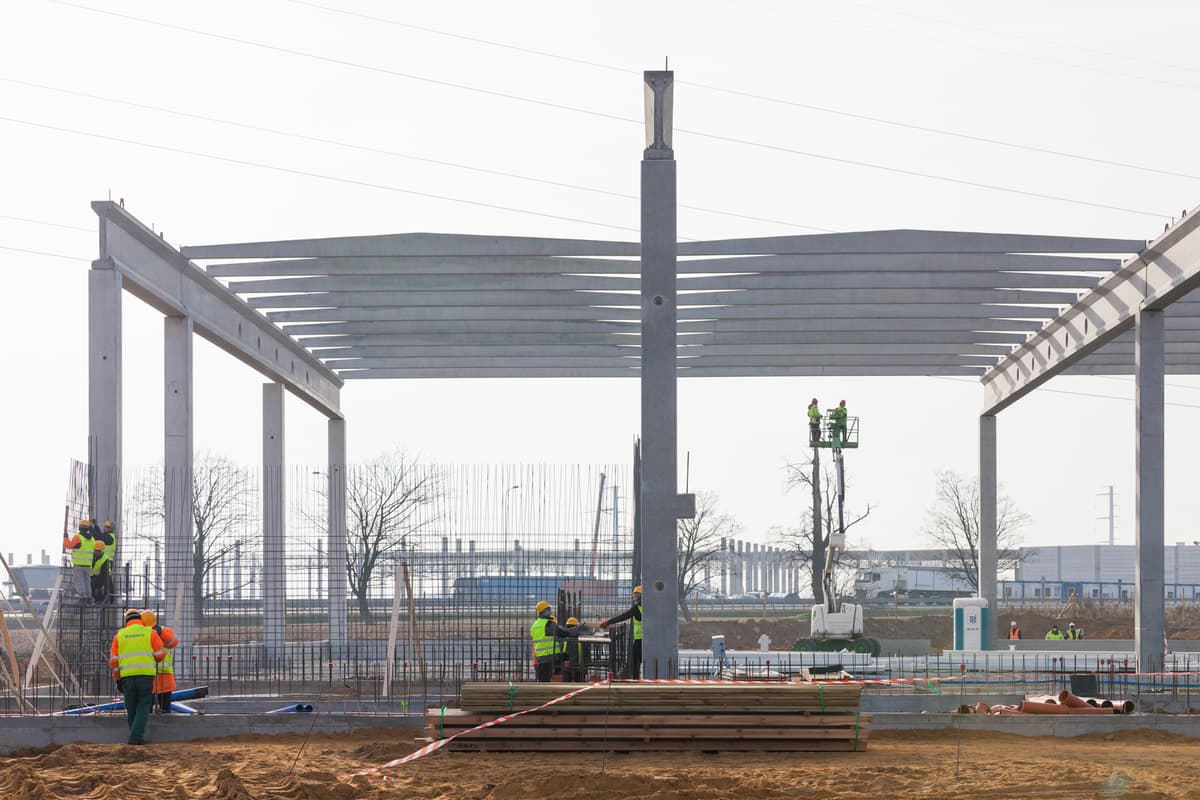 PREFABRYKOWANE ELEMENTY SPRĘŻONE W KONSTRUKCJACH DACHOWYCH