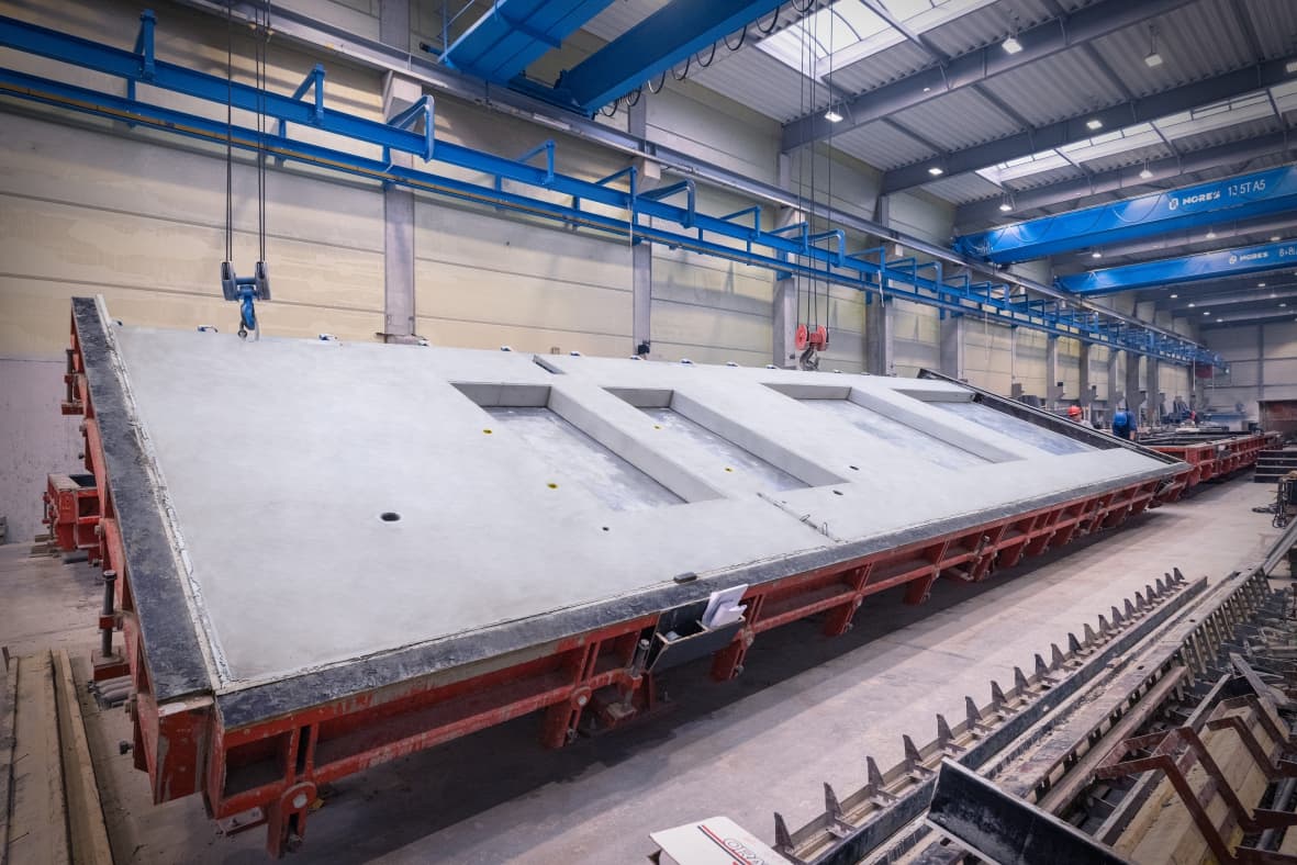 Betonowe prefabrykaty na hali produkcyjnej
