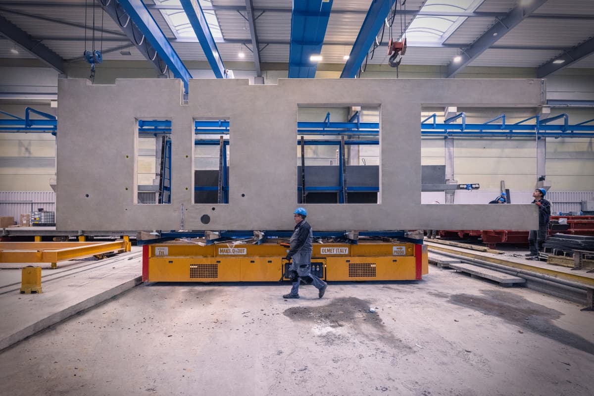 Betonowe prefabrykaty na hali produkcyjnej