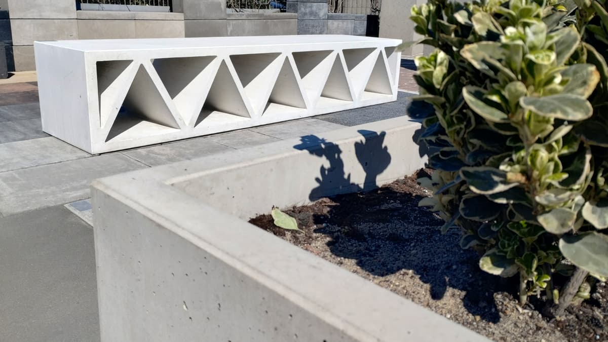 Betonowa Ławka Triga w ogrodzie wystawowym