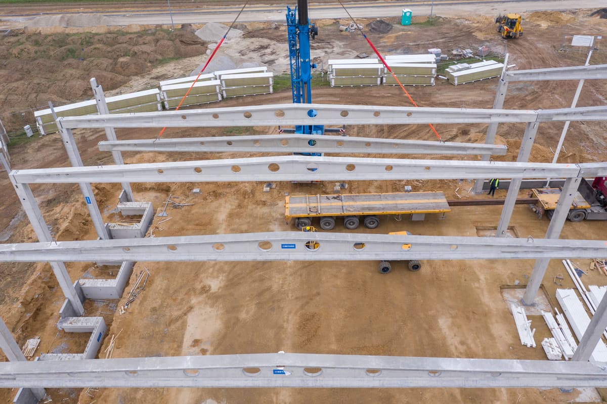 PREFABRYKOWANE ELEMENTY SPRĘŻONE W KONSTRUKCJACH DACHOWYCH