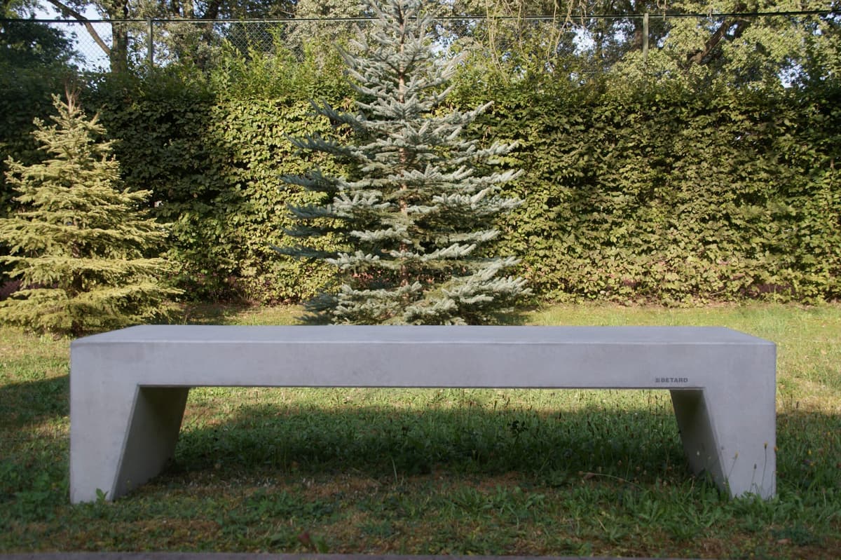 Betonowa ławka Contra na trawie