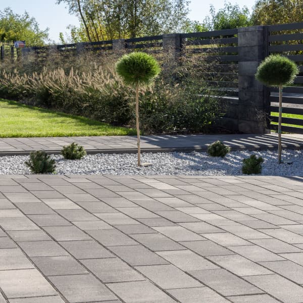 Podjazd i ścieżka z kostki brukowej Urbanica oraz Ogrodzenie Piazzo