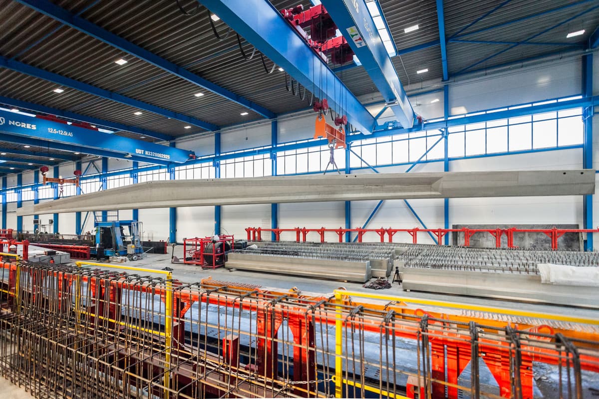 PREFABRYKOWANE ELEMENTY SPRĘŻONE W KONSTRUKCJACH DACHOWYCH