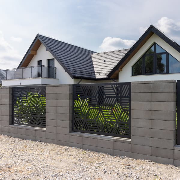 Ogrodzenie posesji wykonane z betonowych pustaków Piazzo w kolorze onyks