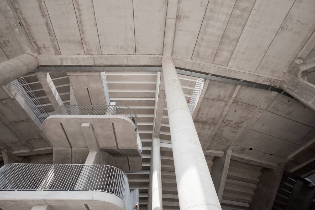 Betonowy słup na trybunach Tarczyński Arena we Wrocławiu