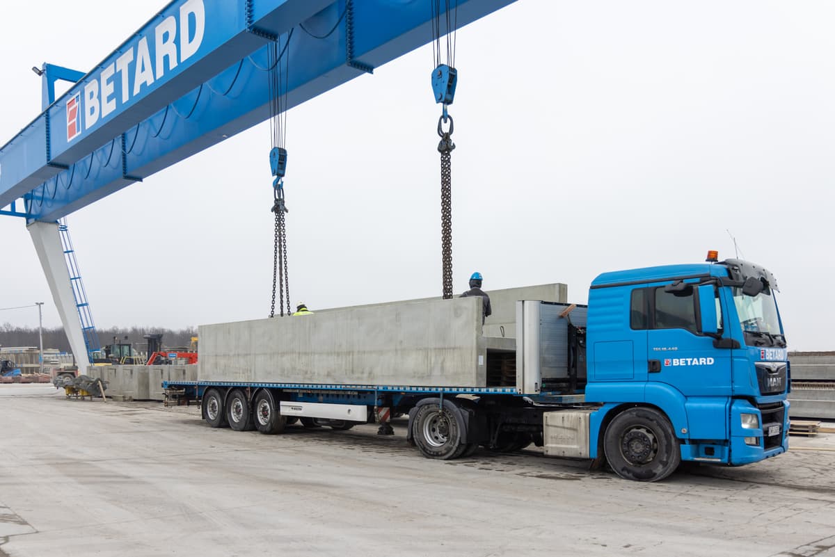 Transport prefabrykatów na budowę stadionu miejskiego w Opolu