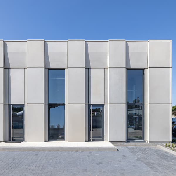 Elewacja budynku biurowego w Leszcznie wykonana z prefabrykowanych elementów betonowych