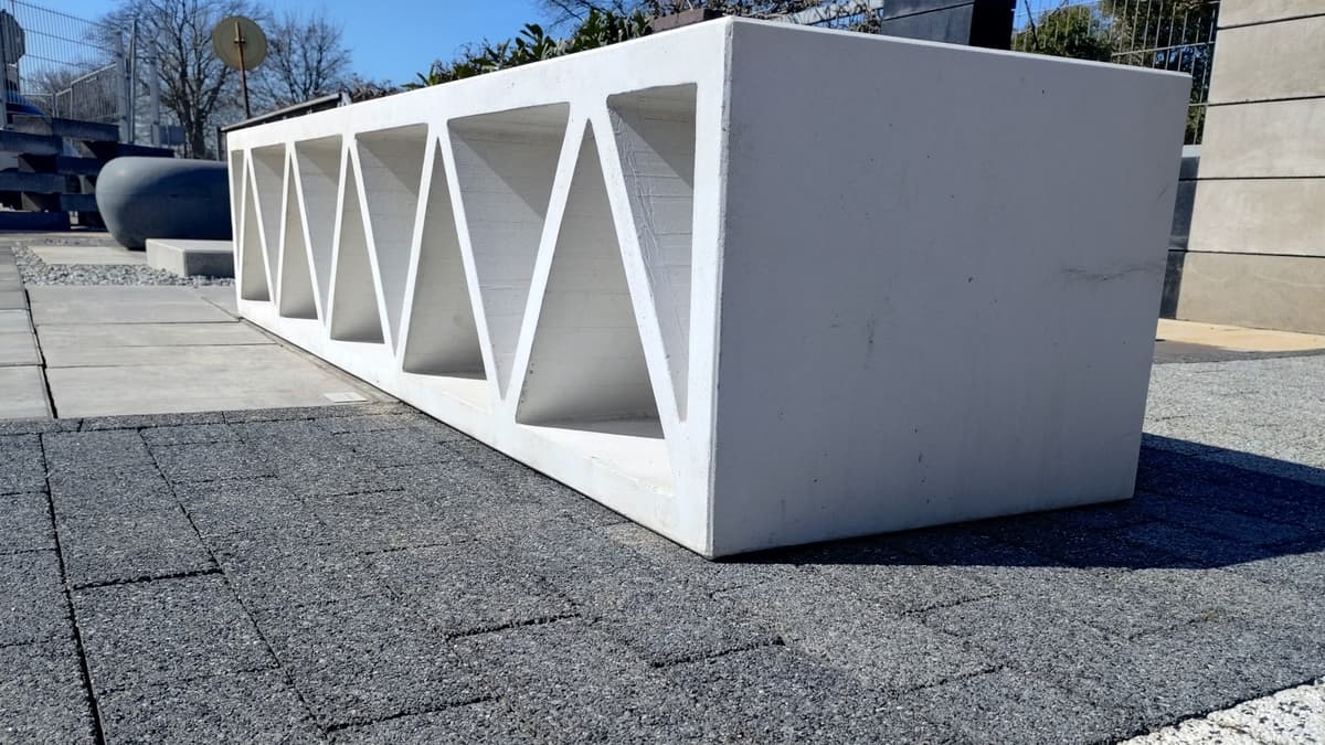 Betonowa Ławka Triga w ogrodzie wystawowym