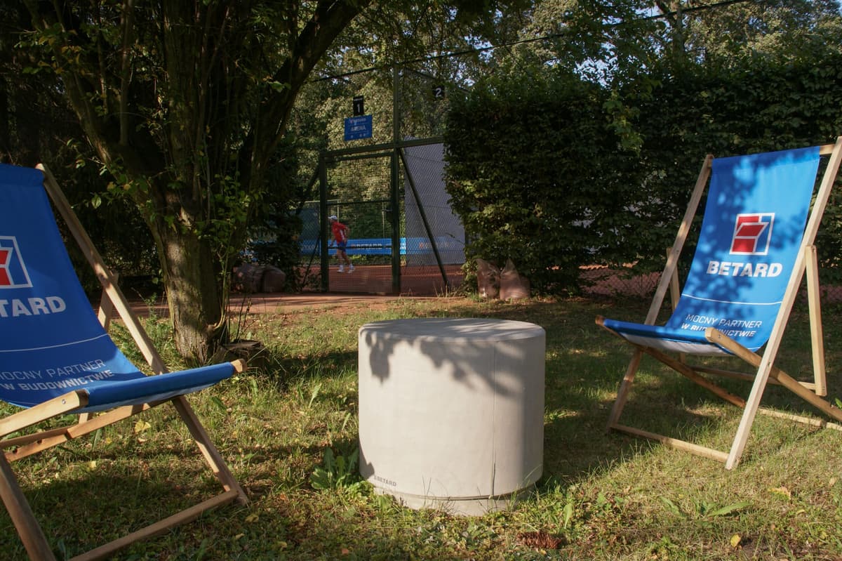 Betonowe siedzisko Giro na trawie 