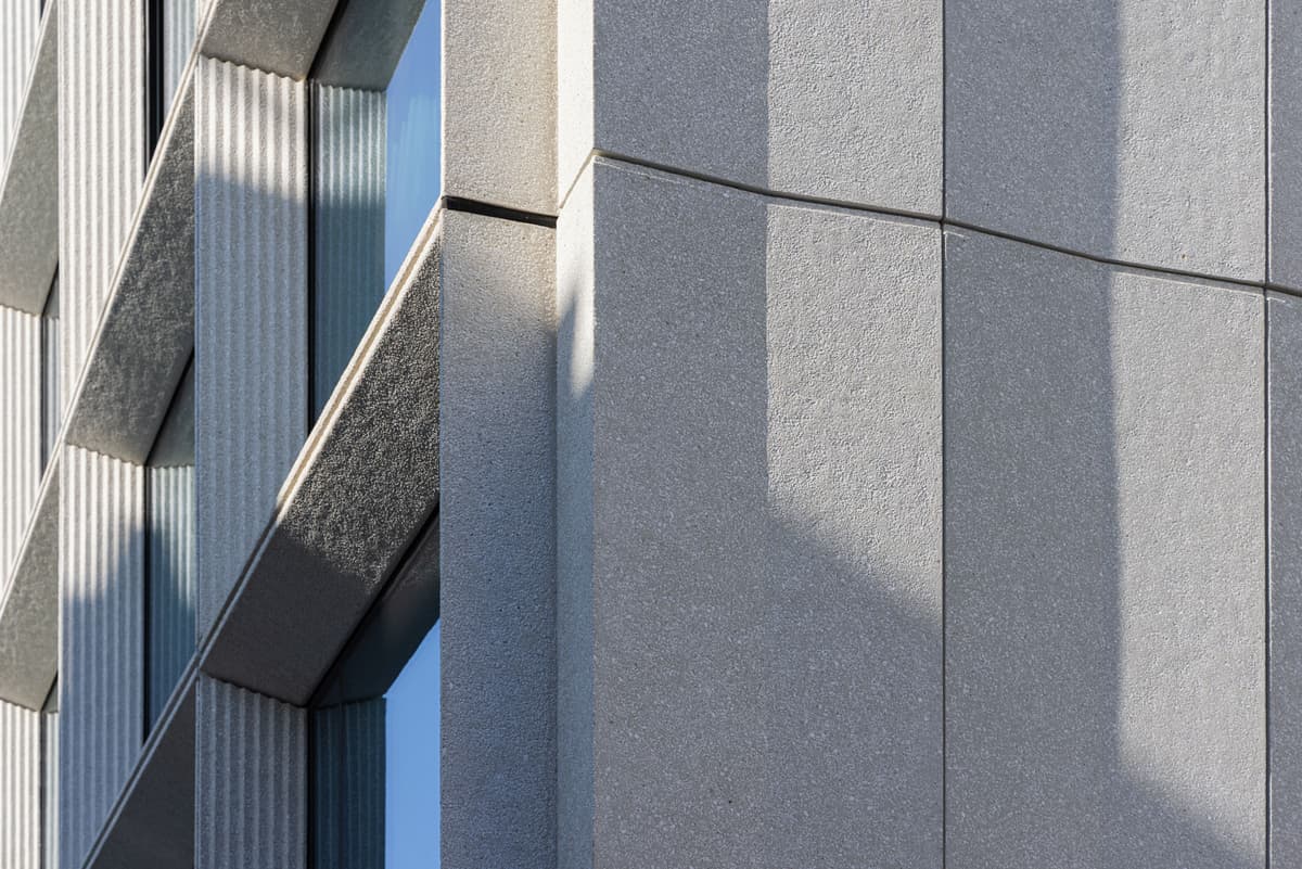 Struktura betonu na elewacyjnych elementach betonowych