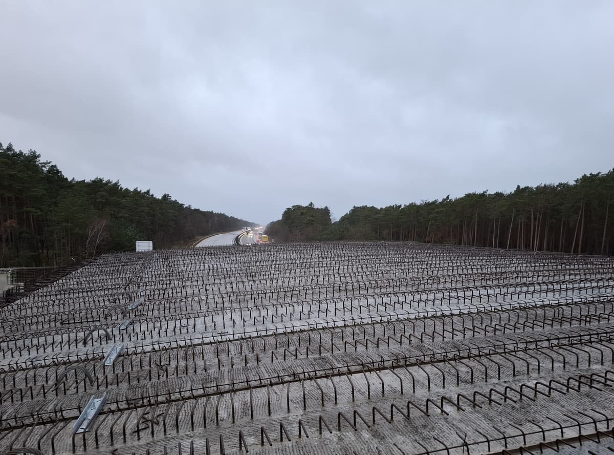 Konstrukcja przejścia dla zwięrząt wykonana z prefabrykowanych sprężonych belek kablobetonowych
