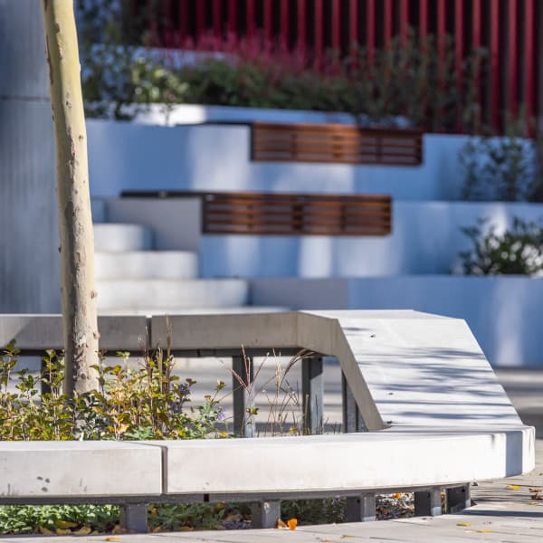 Ławka betonowa na osiedlu mieszkaniowym