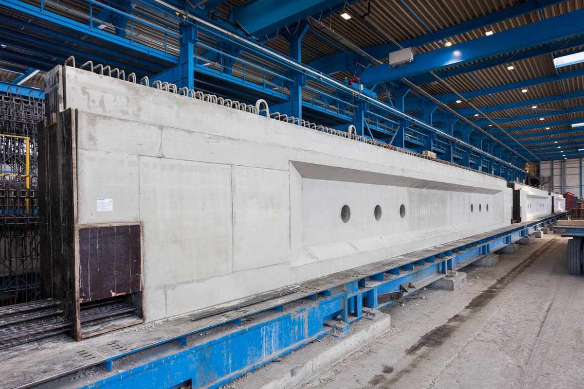 PREFABRYKOWANE ELEMENTY SPRĘŻONE W KONSTRUKCJACH DACHOWYCH