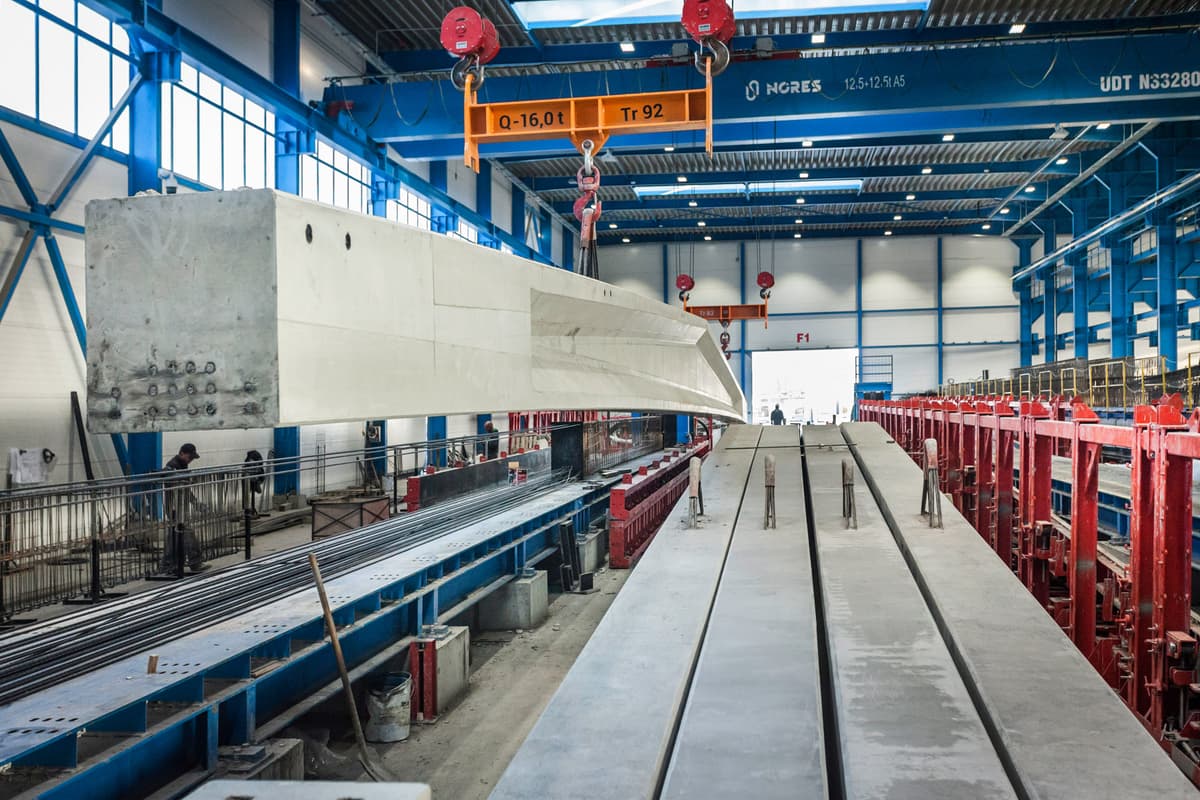 PREFABRYKOWANE ELEMENTY SPRĘŻONE W KONSTRUKCJACH DACHOWYCH