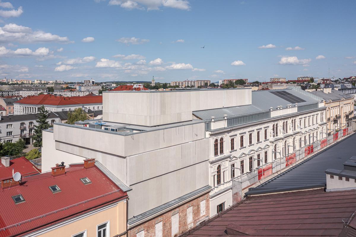 Widok na budynek teatru Żeromskiego w Kielcach