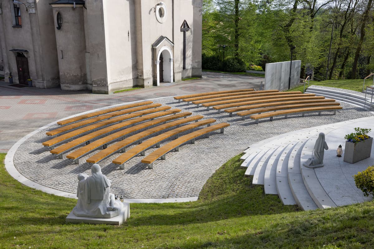 Przestrzeń przy kościele parafialnym w Toszku