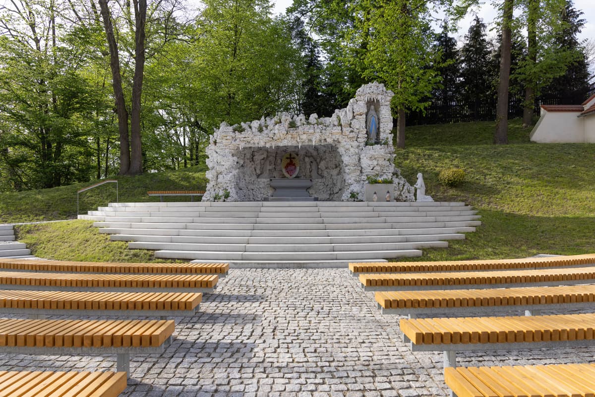Przestrzeń przy kościele parafialnym w Toszku