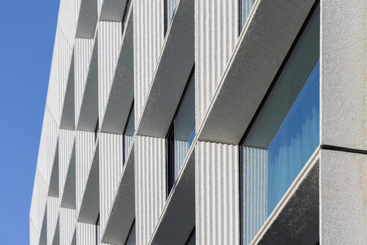 Prefabrykowane obramowania okienne z betonu architektonicznego na elewacji hotelu PURO.