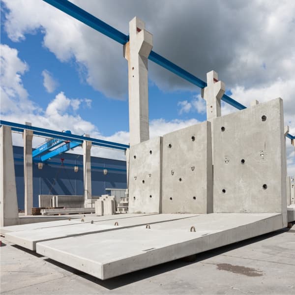 Prefabrykowana ściana oporowa na placu produkcyjnym