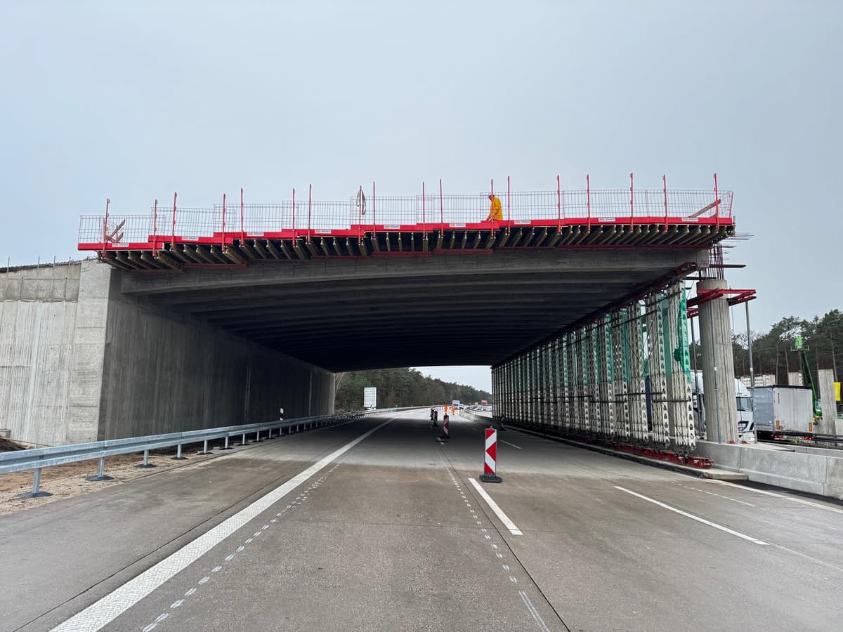 Konstrukcja przejścia dla zwięrząt wykonana z prefabrykowanych sprężonych belek kablobetonowych