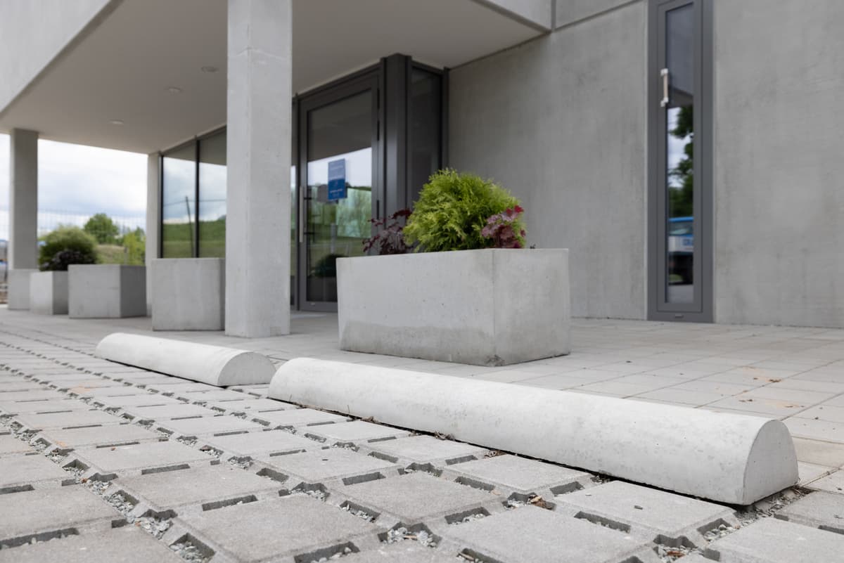 Miejsce postojowe z kostki Ecofarm oraz betonowy ogranicznik parkingowy