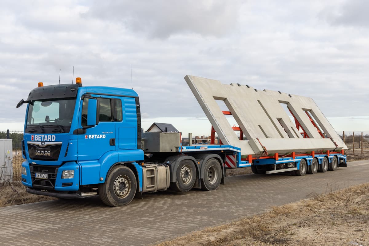 Transport prefabrykatów na osiedlu domów jednorodzinnych