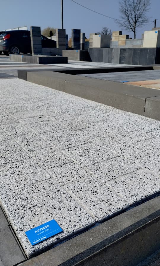 Nawierzchnie z kostki brukowej i betonowe kwietniki w ogródku wystawowym Betard