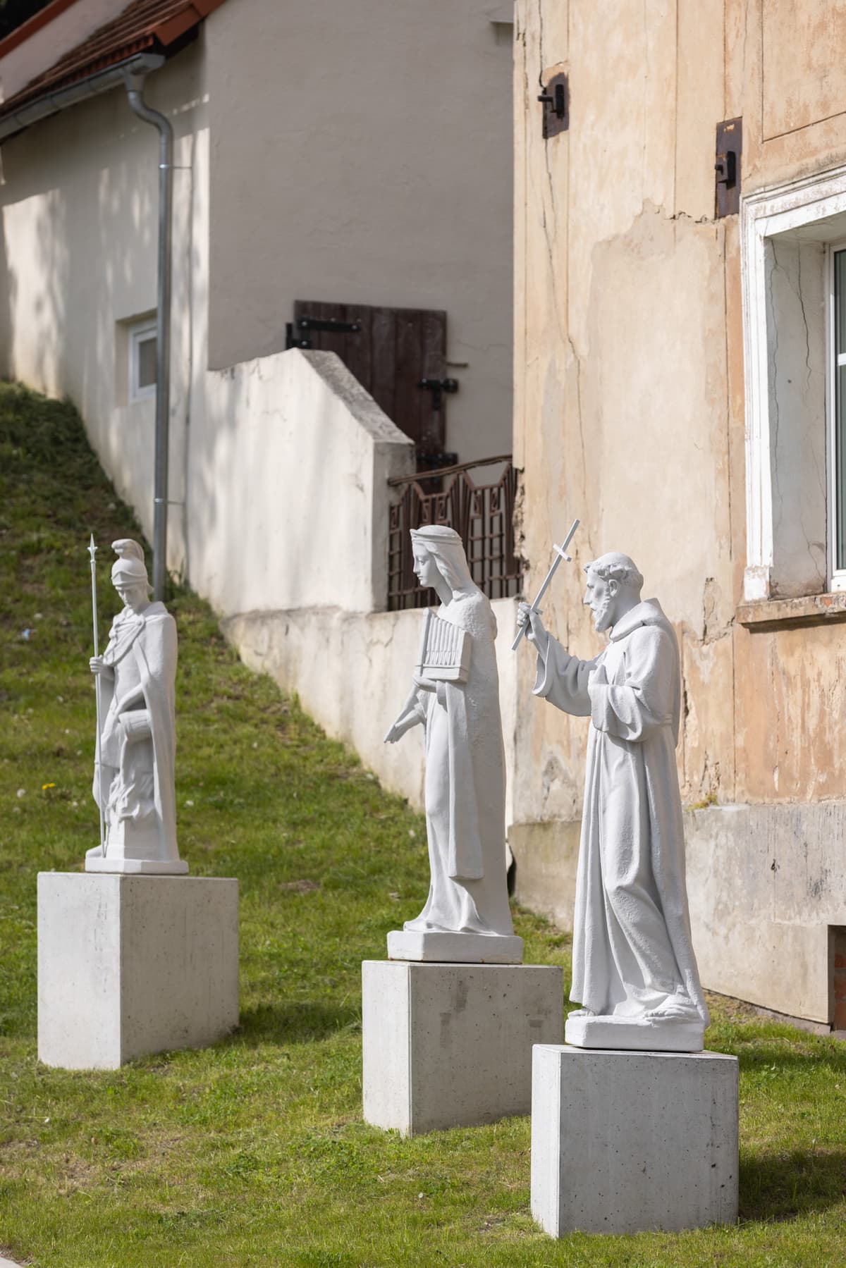 Rzeźby przy kościele parafialnym w Toszku
