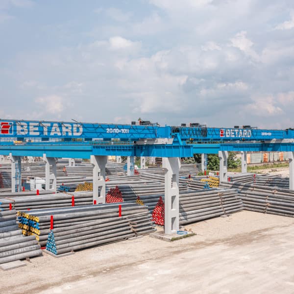 prefabrykowane żerdzie wirowane na ułożone na placu magazynowym