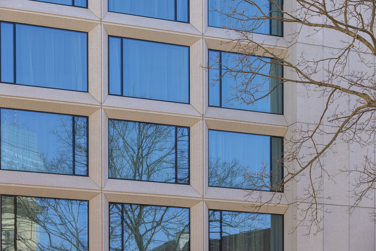 Elewacja hotelu PURO z rytmicznymi, ryflowanymi prefabrykatami betonowymi 