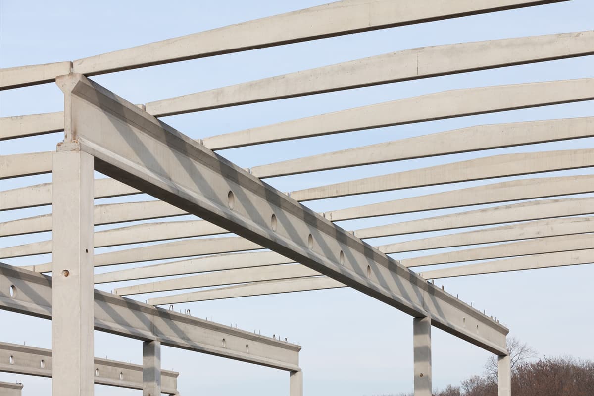 PREFABRYKOWANE ELEMENTY SPRĘŻONE W KONSTRUKCJACH DACHOWYCH