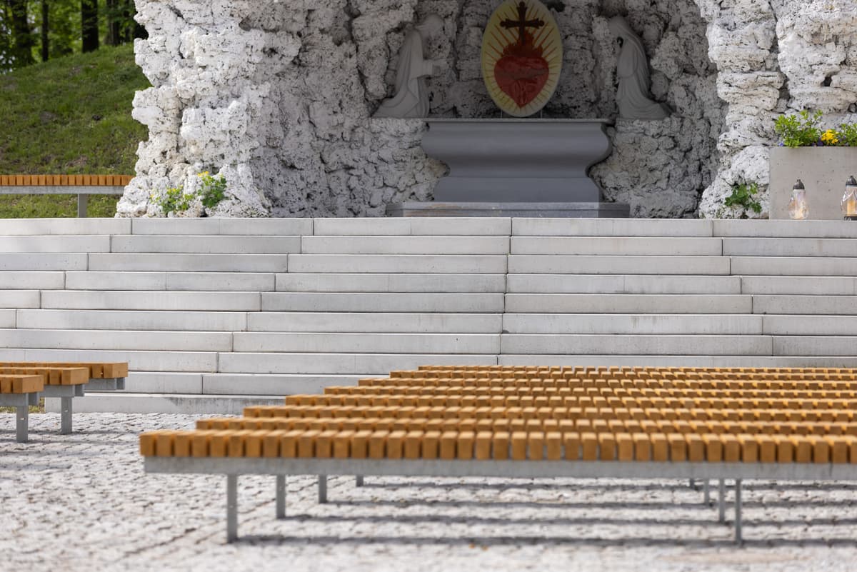 Przestrzeń przy kościele parafialnym w Toszku