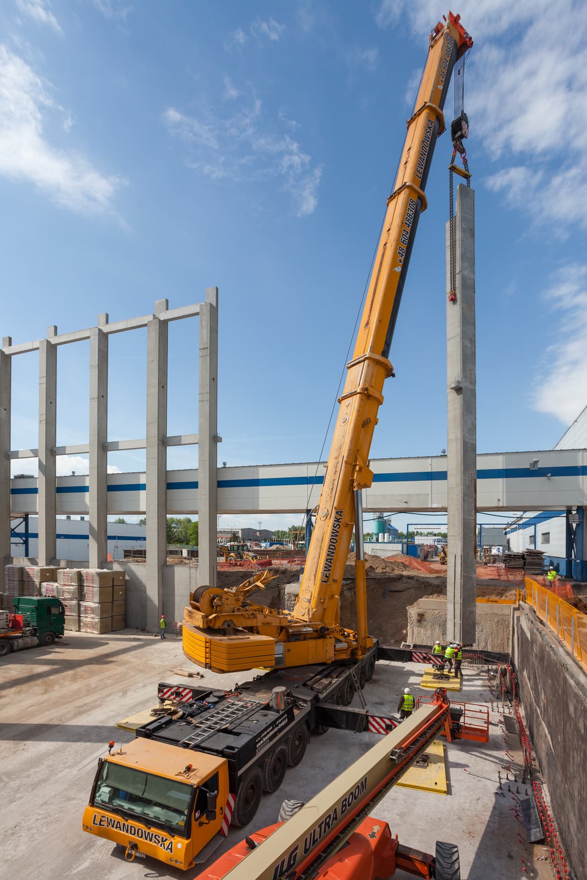 Montaż słupa prefabrykowanego o wadze 70 ton.
