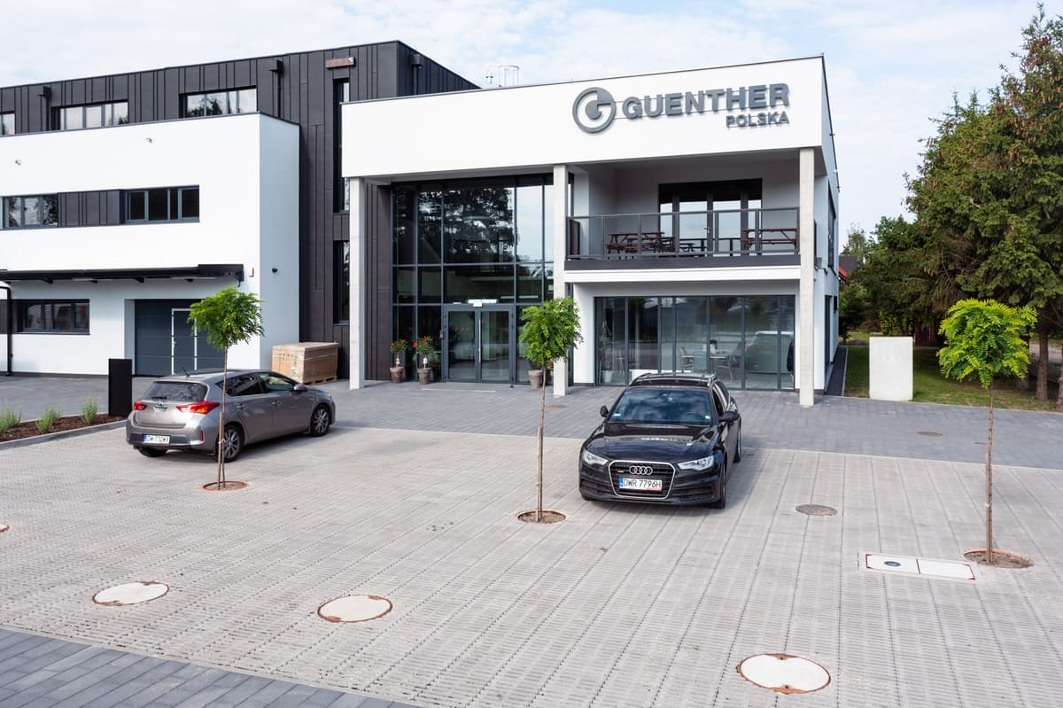 Budynek biurowo-magazynowy z wykorzystaniem prefabrykatów betonowych
