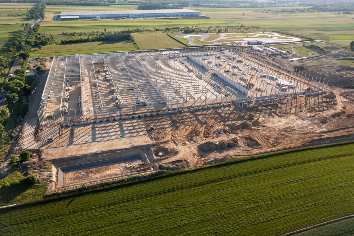 Widok na halę przemysłową wykonaną z prefabrykatów betonowych