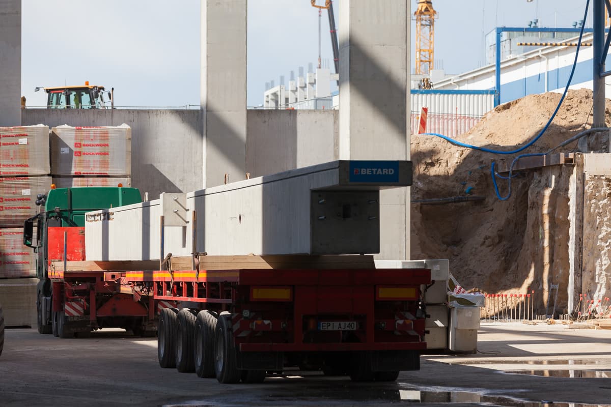 Transport wielkogabarytowych słupów prefabrykowanych