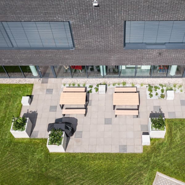 Mała architektura Betard przy siedzibie firmy item