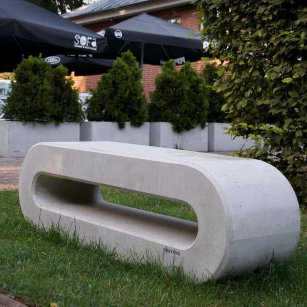 Betonowe siedzisko Owal na trawie