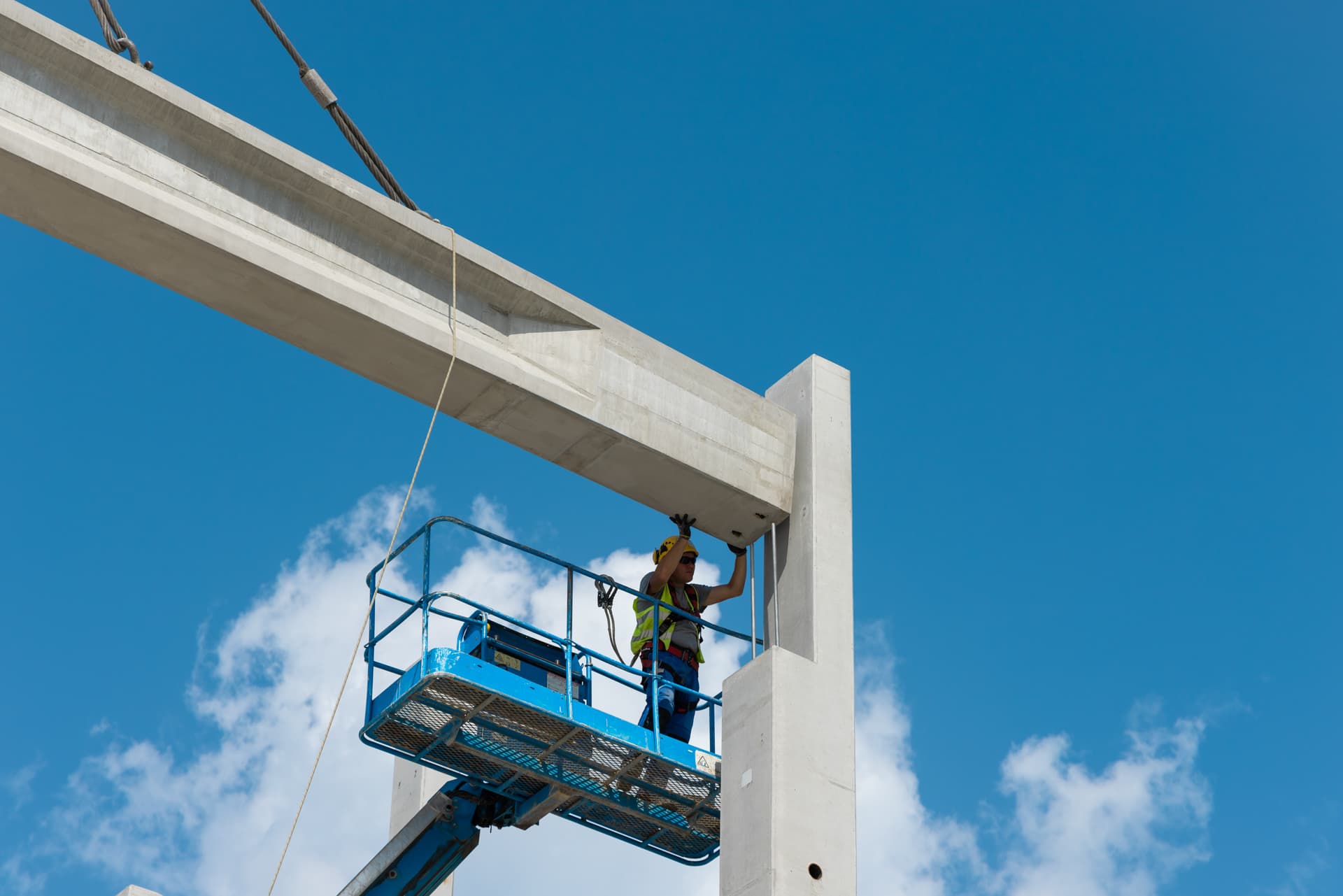 Prefabrykowany dźwigar sprężony, betonowy montowany na słupie prefabrykowanym z pomocą montażysty