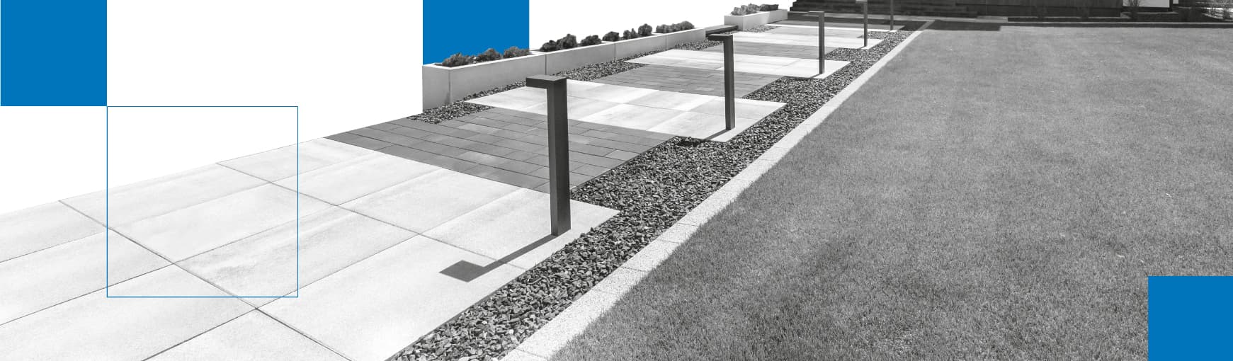 Ścieżka przy domu wykonana z betonowych płyt.