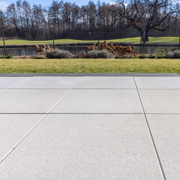 Taras z płyt Quattro, z widokiem na akwen wodny