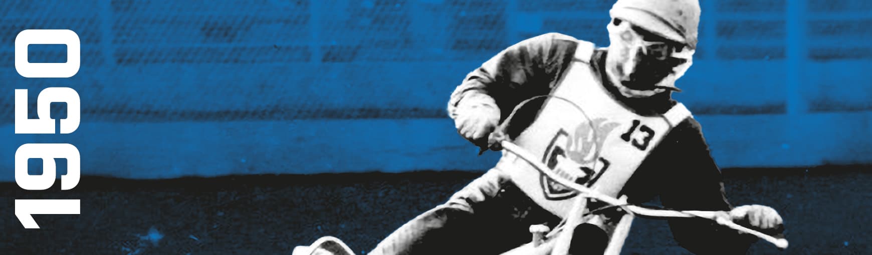 Archiwalne zdjęcie żużlowca na torze